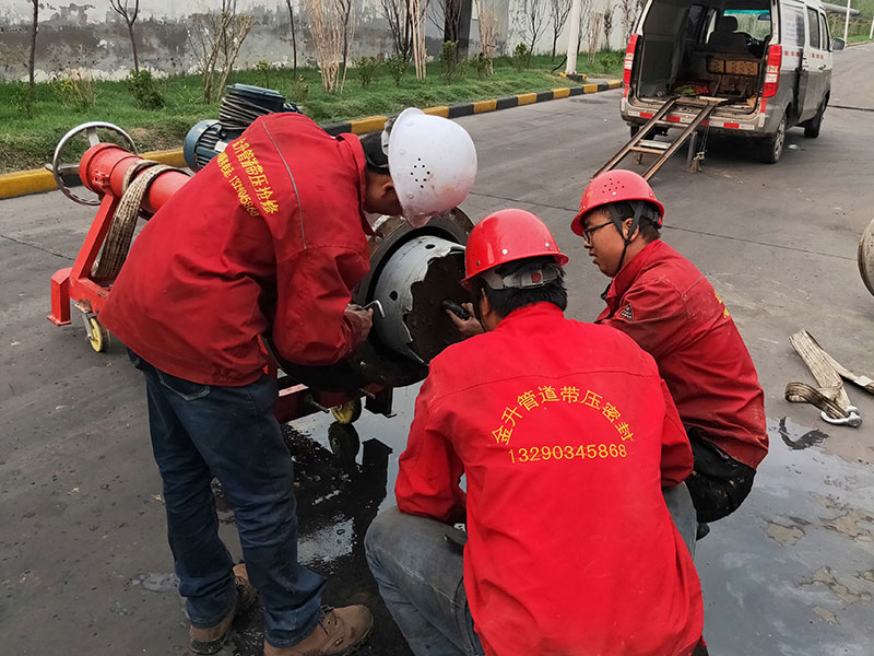DN500循環(huán)水管道帶壓開孔順利完成！2.jpg